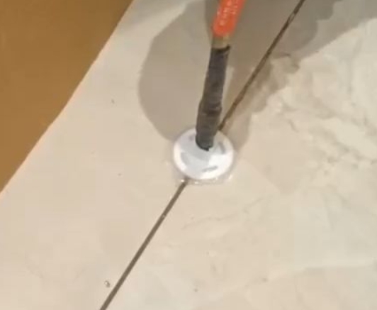 贵定瓷砖空鼓维修公司专业解答瓷砖在铺贴过程中，如果没有涂抹均匀到位的粘结材料（如水泥砂浆或瓷砖胶），可能会导致以下问题