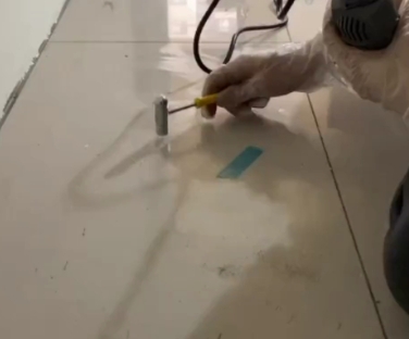 贵定瓷砖开裂维修公司专业分享瓷砖在铺贴前如果没有沥干水分，将会导致以下问题
