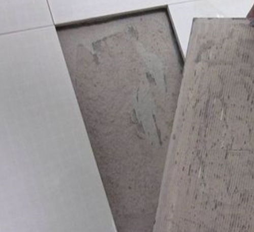 贵定瓷砖空鼓维修公司分享瓷砖铺贴时如果打浆（即涂抹在瓷砖背面和基层上的砂浆或瓷砖胶）过少，会带来以下问题
